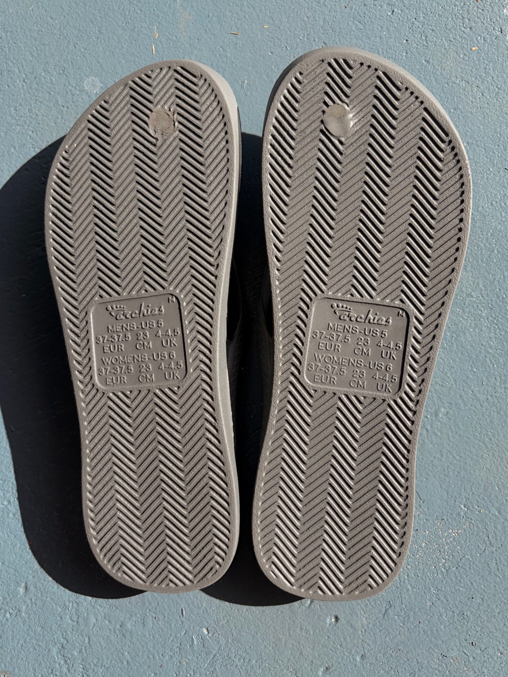 Women's Archies Gray Flip Flop Sandals - Comfortable Everyday Beach Slides - Picture 3 of 4